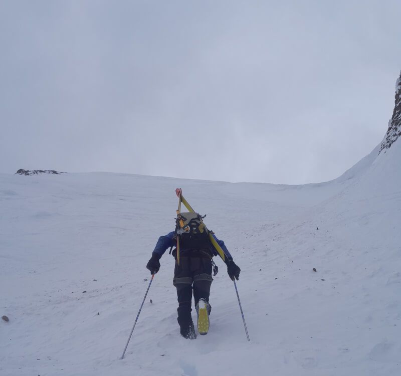 Pente sommitale couloir des contrebandiers dans les Aravis